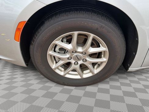 Used 2024 Chrysler Pacifica Touring-L FWD image 22