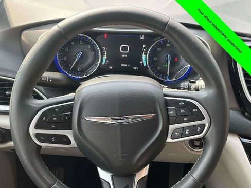 Used 2023 Chrysler Pacifica Touring-L FWD image 30
