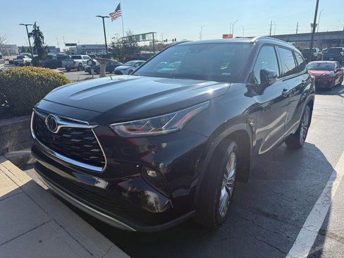 Used 2024 Toyota Highlander Platinum image 2