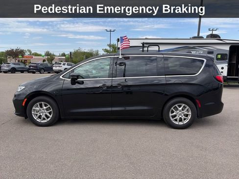 Used 2024 Chrysler Pacifica Touring-L FWD image 2