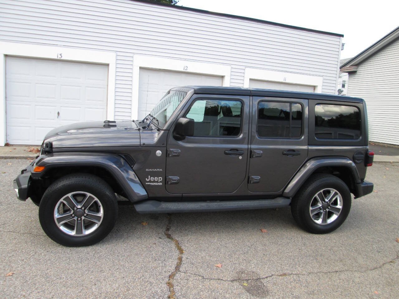 Used 2018 Jeep Wrangler Unlimited Sahara w/ Dual Top Group AWD/4WD image 3