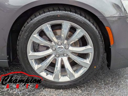 Used 2018 Chrysler 300 Limited RWD image 12