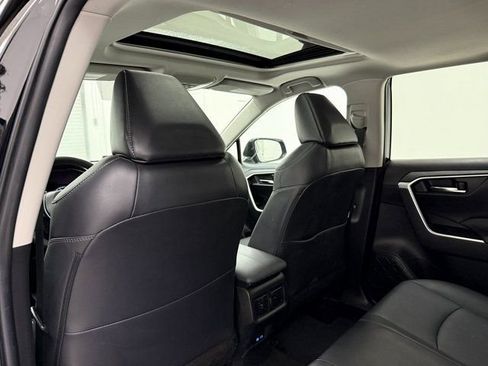 Used 2022 Toyota RAV4 XLE Premium image 32