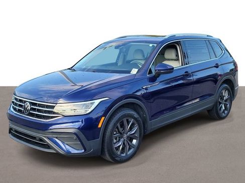 Certified 2023 Volkswagen Tiguan SE w/ Panoramic Sunroof Package FWD image 2