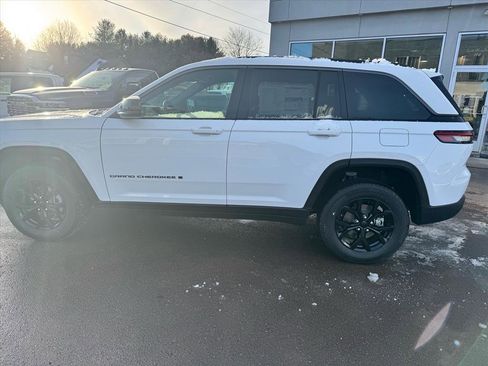 Used 2026 Jeep Grand Cherokee 4WD image 7