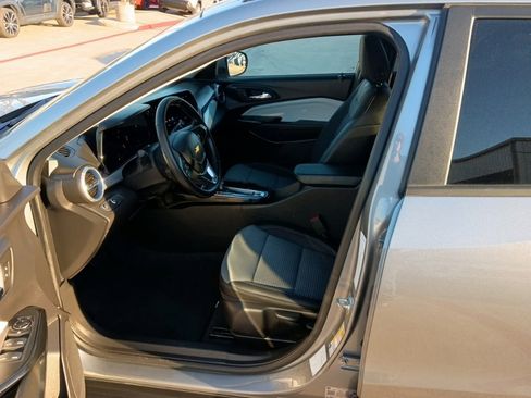 Used 2025 Chevrolet Trax LT w/ LT Convenience Package image 3