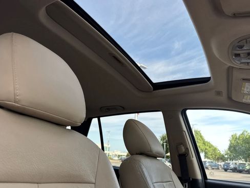 Used 2011 Hyundai Santa Fe Limited FWD image 16