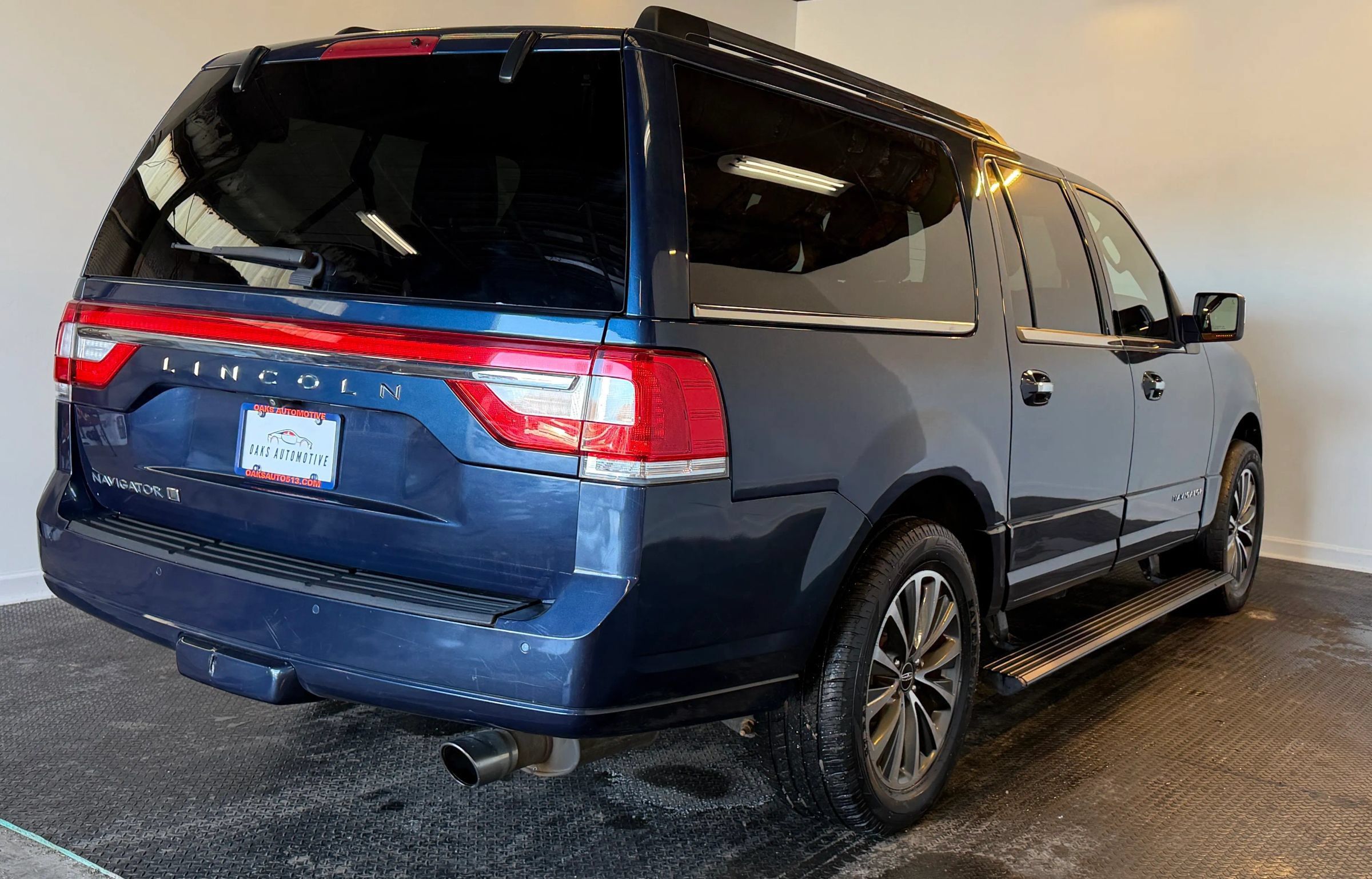 Used 2017 Lincoln Navigator L Select AWD/4WD image 5