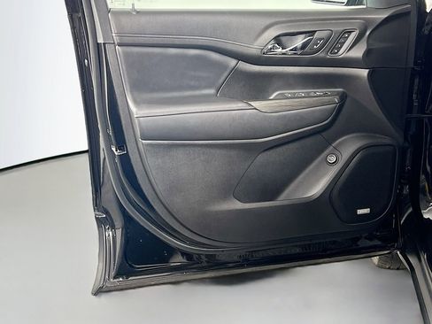 Used 2023 GMC Acadia SLT w/ Technology Package image 18