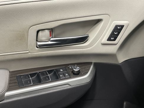 Used 2022 Toyota Sienna Limited image 10