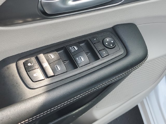 Used 2024 Chrysler Pacifica Limited FWD image 16