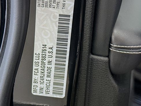 Used 2023 Jeep Grand Cherokee L Laredo image 12