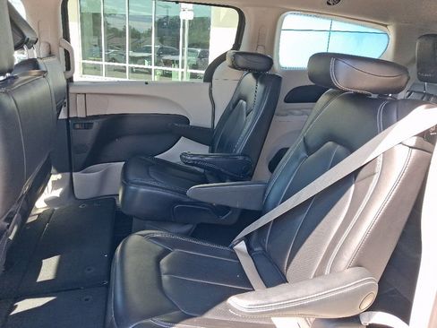 Used 2023 Chrysler Pacifica Touring-L FWD image 19