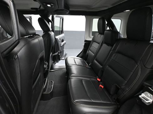 Used 2018 Jeep Wrangler Unlimited Sahara image 39