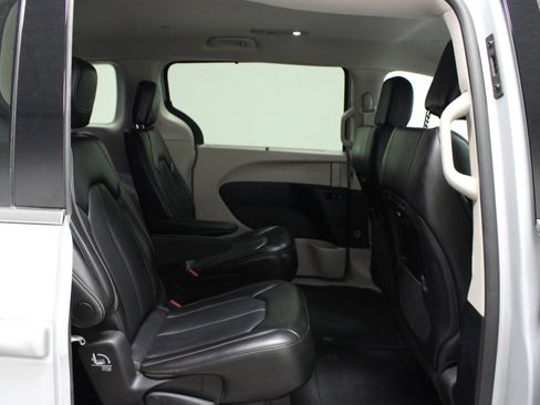Used 2024 Chrysler Pacifica Touring-L FWD image 16