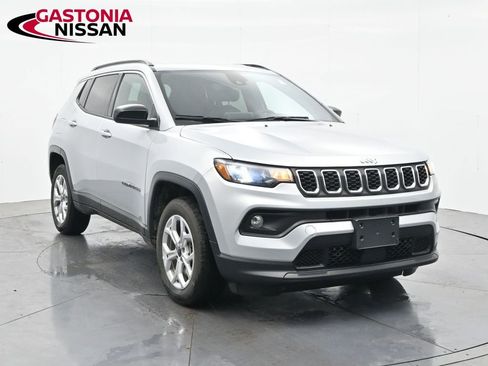 Used 2025 Jeep Compass Latitude AWD/4WD image 3