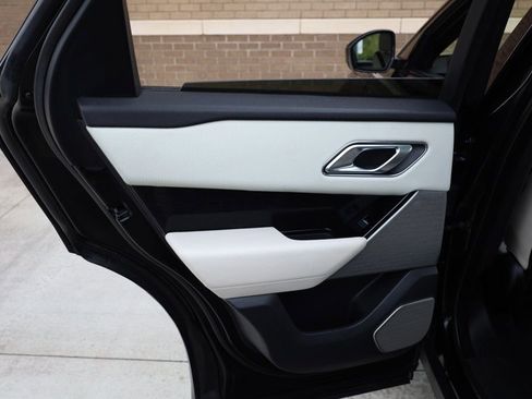 Used 2019 Land Rover Range Rover Velar R-Dynamic SE image 18