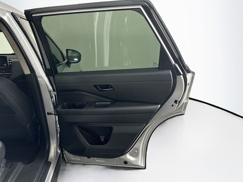 Used 2025 Nissan Pathfinder SV FWD image 31