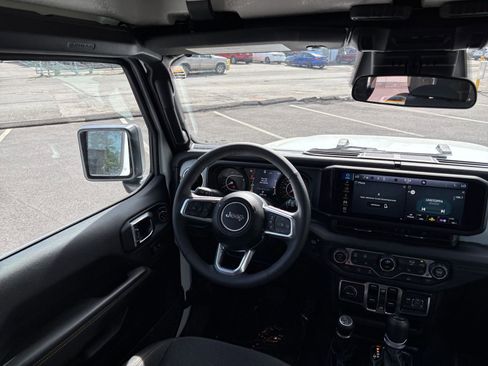 Used 2025 Jeep Wrangler Unlimited Sahara AWD/4WD image 32