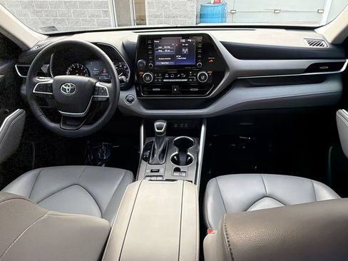 Used 2022 Toyota Highlander XLE AWD/4WD image 17