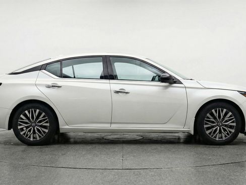 Used 2025 Nissan Altima 2.5 SV image 11