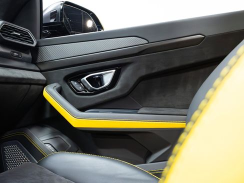 Used 2022 Lamborghini Urus image 16