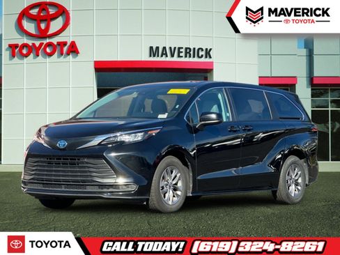 Used 2024 Toyota Sienna LE image 1