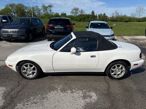 Used 1996 MAZDA MX-5 Miata RWD image 2