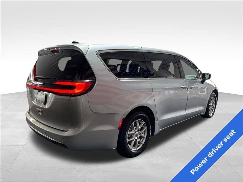 Used 2023 Chrysler Pacifica Touring-L FWD image 5