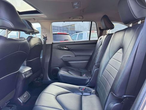 Used 2022 Toyota Highlander XLE image 11