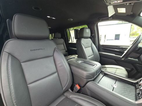 Used 2024 GMC Yukon XL Denali w/ Advanced Technology Package image 25