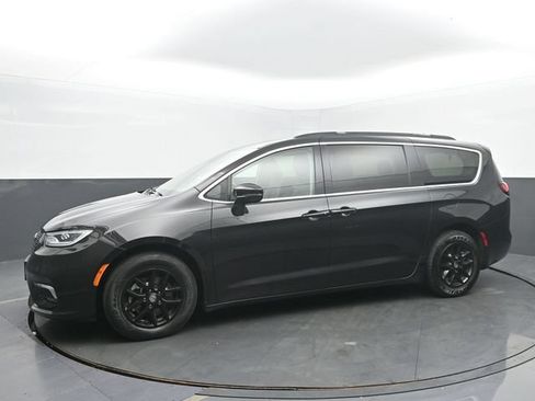 Used 2022 Chrysler Pacifica Touring-L FWD image 2
