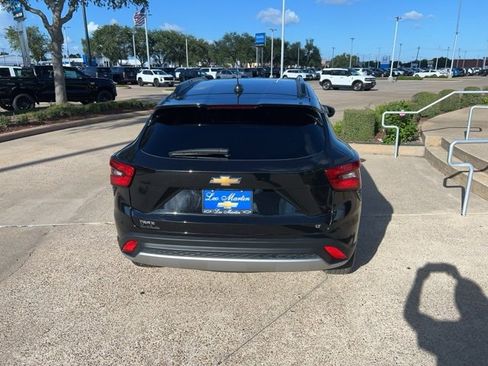 Used 2025 Chevrolet Trax LT w/ LT Convenience Package image 6