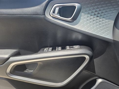 Used 2025 Kia Soul LX w/ LX Technology Package FWD image 25