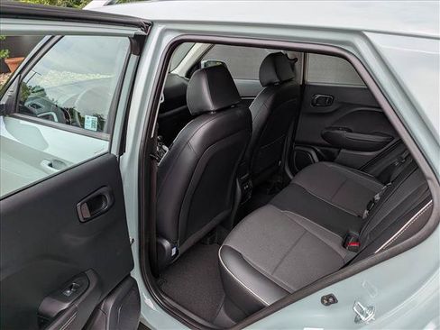 Certified 2025 Hyundai Venue Limited FWD image 18
