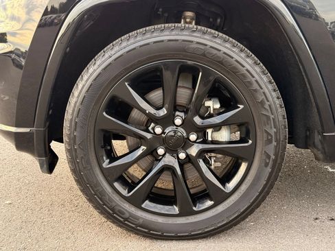 Used 2021 Jeep Grand Cherokee Laredo X AWD/4WD image 12