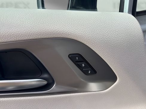 Used 2024 Chrysler Pacifica Touring-L FWD image 12
