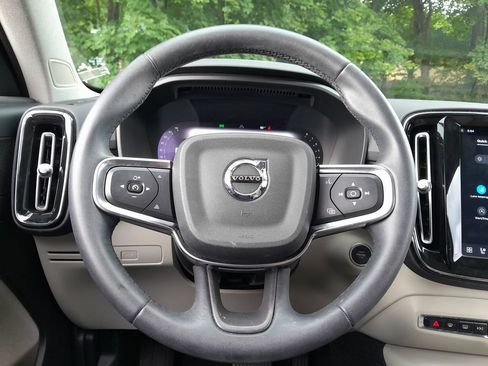 Used 2024 Volvo XC40 B5 Plus w/ Protection Package Premier AWD/4WD image 16