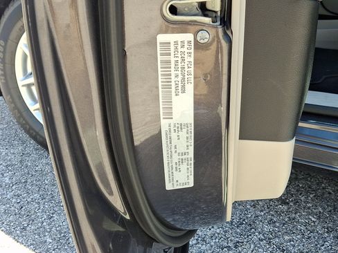 Certified 2023 Chrysler Pacifica Touring-L FWD image 28