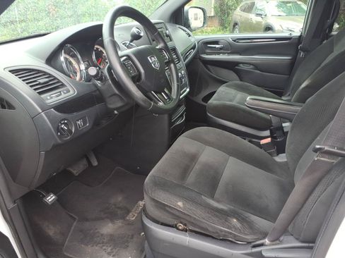 Used 2016 Dodge Grand Caravan SE FWD image 12