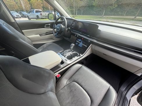 Used 2023 Kia Carnival SX image 17