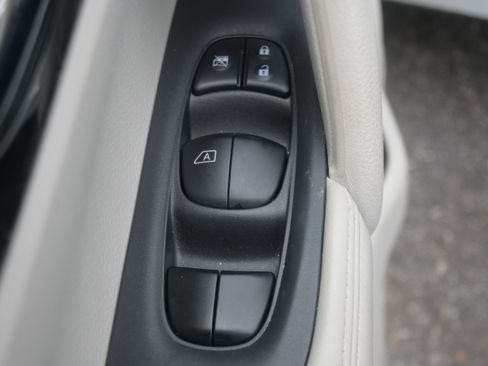 Used 2018 Nissan Rogue Sport SL FWD image 15