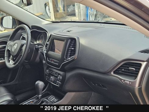 Used 2019 Jeep Cherokee Latitude Plus w/ Comfort/Convenience Group FWD image 29