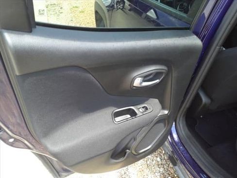 Used 2021 Jeep Renegade Latitude image 39