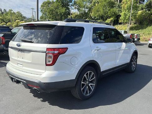 Used 2015 Ford Explorer XLT w/ Equipment Group 202A FWD image 2