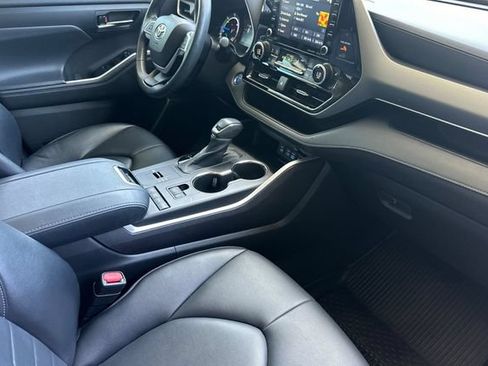 Used 2022 Toyota Highlander XLE AWD/4WD image 17