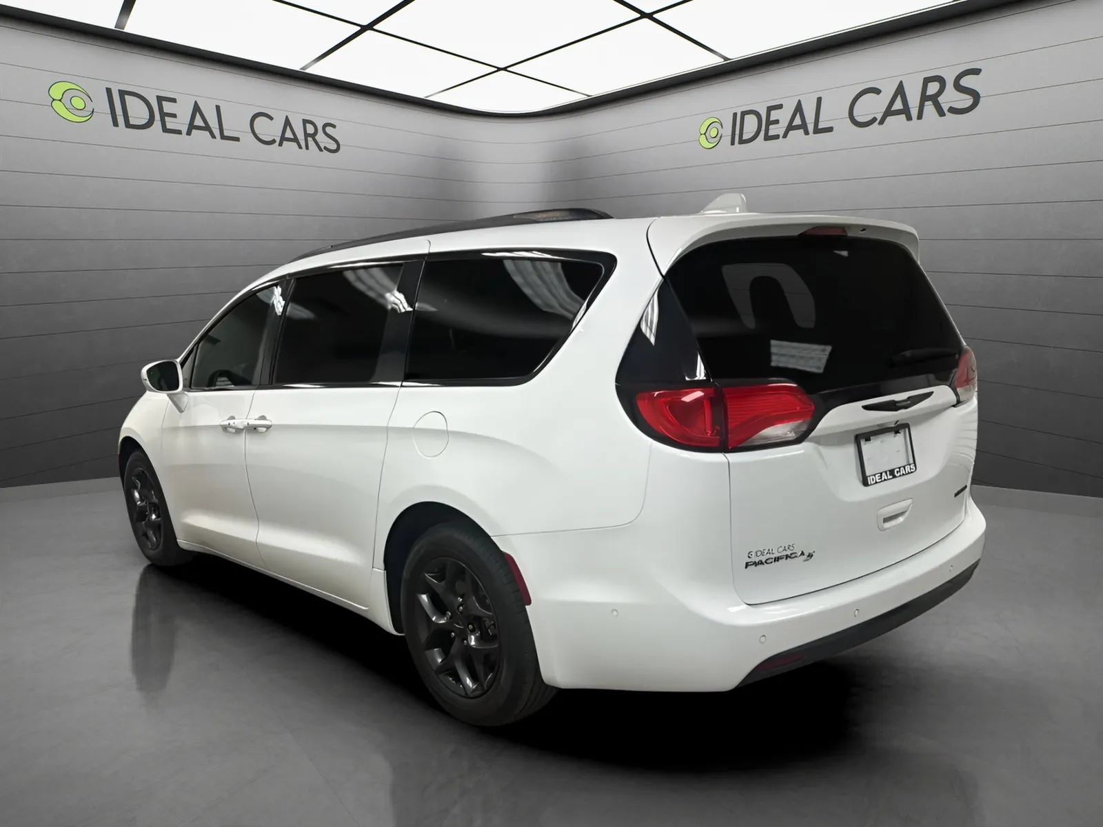 Used 2018 Chrysler Pacifica Limited w/ Advanced Safetytec Group FWD image 7