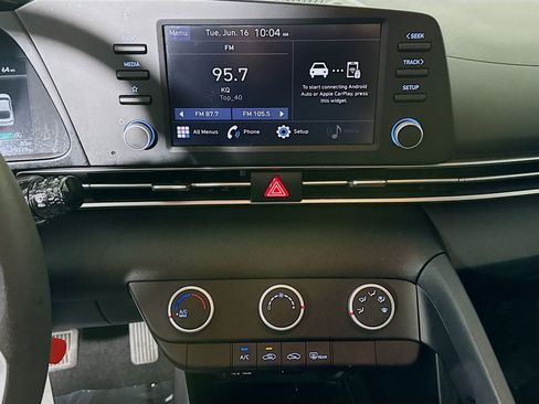 Used 2022 Hyundai Elantra SE FWD image 18
