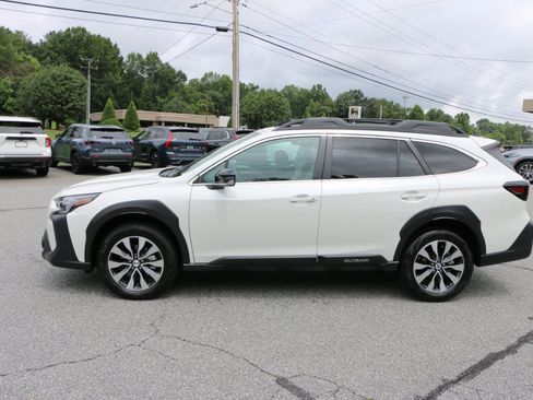 Used 2025 Subaru Outback Limited AWD/4WD image 2