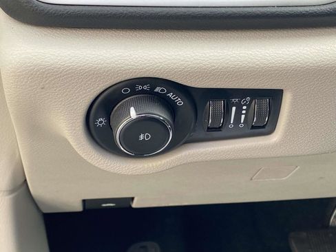 Used 2023 Chrysler Pacifica Touring-L image 20